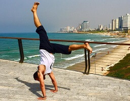 L-shaped handstand by Eddy Toyonaga in the beach front of Tel Aviv