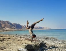 Eddy Toyonaga doing a handstand at the Dead Sea