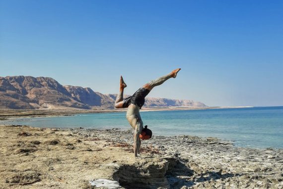 Eddy Toyonaga doing a handstand at the Dead Sea